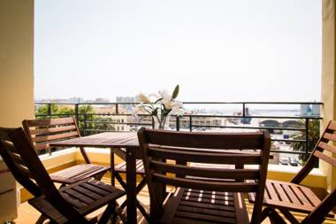 Holidays2Malaga Terraza & junto puerto deportivo