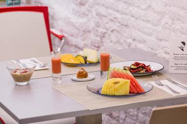 Petit Palace Lealtad Plaza