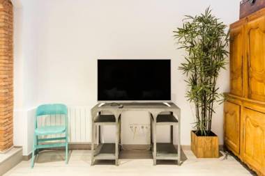 Explore a Walkable Neighborhood around a Comfy Apartment