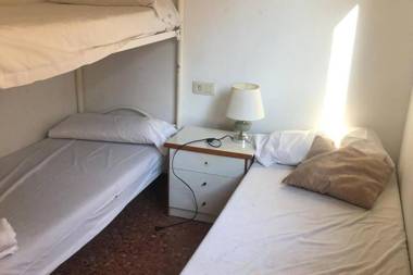 MOON Big apartment ideal 2 families. Central. Near the beach. Wifi free