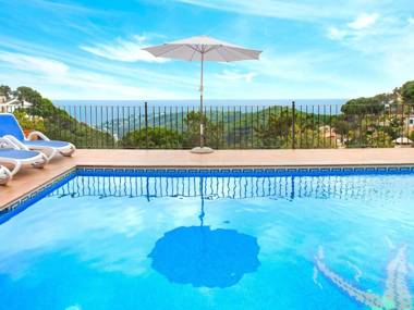 Serene Villa in Lloret de Mar with Private Swimming Pool