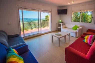 Catalunya Casas: Colorful Villa Mare up to 12 guests just 3.5 km to the beach!