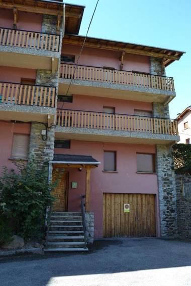 Amplio Apartamento en Llivia con piscina