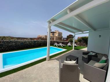 2 bedrooms villa with sea view private pool and furnished terrace at El Roque El Cotillo 1 km away from the beach