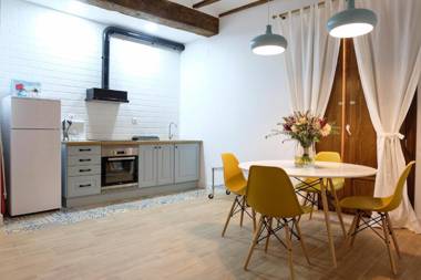 LA MOMA Apartments & Room