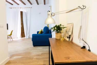 LA MOMA Apartments & Room