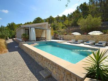 Modern furnished house with private pool and view over the mountains