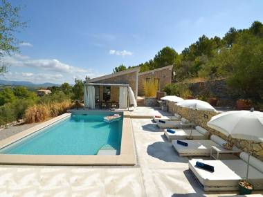 Modern furnished house with private pool and view over the mountains