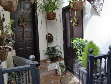 Apartamentos-Monasterio-de-San-Antonio-Guenstiges-Apartment-zur-Strasse