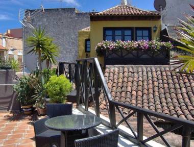 Apartamentos-Monasterio-de-San-Antonio-Guenstiges-Apartment-zur-Strasse