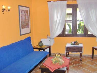 Apartamentos-Monasterio-de-San-Antonio-Mediterranes-Apartment-mit-kleiner-Terrasse-im-Innenhof
