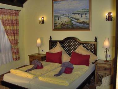 Apartamentos-Monasterio-de-San-Antonio-Rustikales-Apartment-mit-kleiner-Terrasse-im-Innenhof