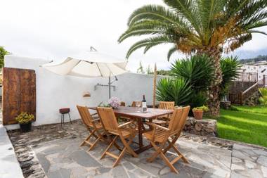 Finca El Poleo with pool and sea view