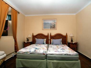 Cottage with 3 Bedrooms 2 Bathrooms Heated solar Pool Sauna Jacuzzi Garden