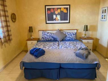 Cottage with 2 Bedrooms2 Bathrooms Heated solar Pool Sauna Jacuzzi Garden