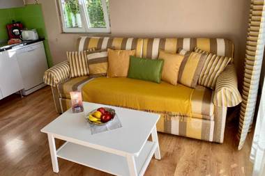 Cottage with 1 Bedroom 1 Bathroom Heated solar Pool Sauna jacuzzi Garden