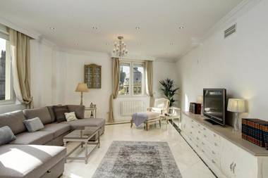 Chezmoihomes La Belle Epoque oversized in the very heart of Granada