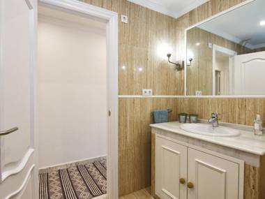 Chezmoihomes Glow and elegant 4 BR apartment in the heart of granada parking free