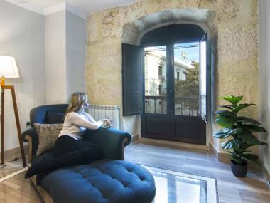Chezmoihomes Town hall apartment