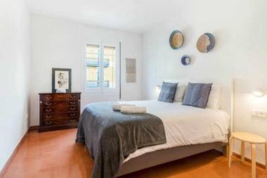 New top floor apt with a lot of light y aircon