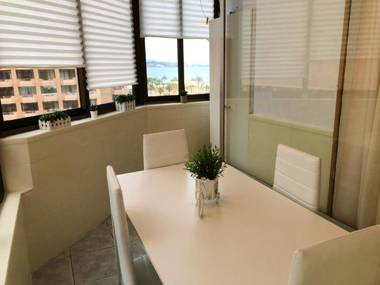 One bedroom appartement at Fuengirola 20 m away from the beach with sea view shared pool and terrace