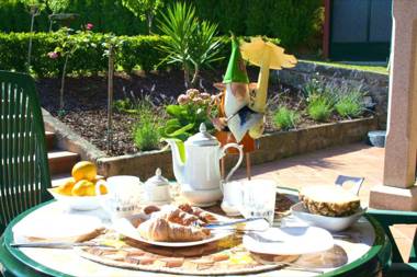 5 bedrooms house with lake view private pool and garden at Cuntis