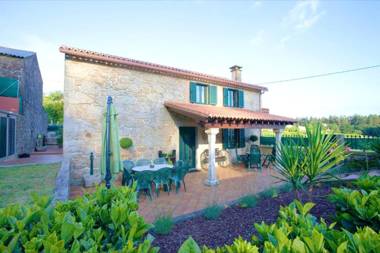 5 bedrooms house with lake view private pool and garden at Cuntis