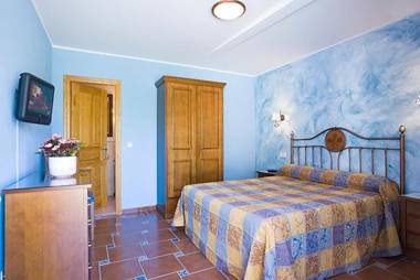 Hotel Alvaro frente Palacio-Museo Selgas