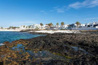 Apartment with pool and terrace 1 min from the Beach