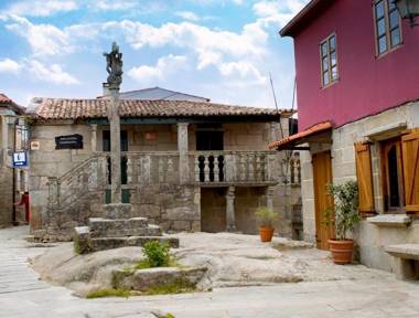 Antiguo almacén de sal encima del mar