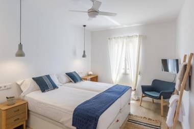 Can Miquel Beautiful family house with pool next to the beach