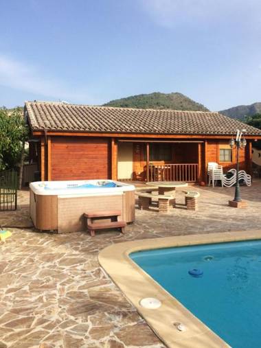 3 bedrooms villa with private pool jacuzzi and enclosed garden at Coin