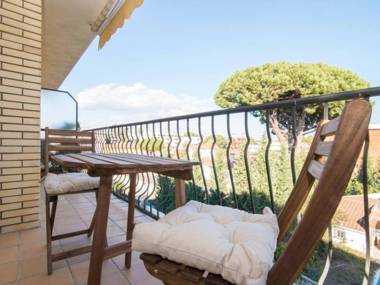 Sunny apartment 3 blocks to the beach