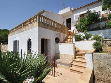 Fantastic villa with private swimming pool garage bbq patio wifi and the sea