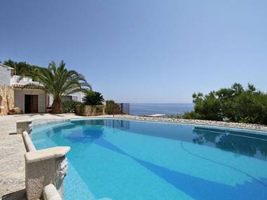 Fantastic villa with private swimming pool garage bbq patio wifi and the sea