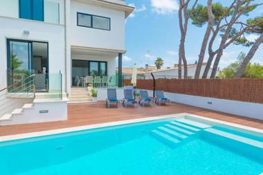 Villa Casa Marian for 8 with swimming pool garden and close to beach