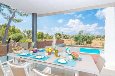 Villa Casa Marian for 8 with swimming pool garden and close to beach