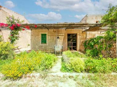 This finca has its own private access to the beautiful sandy beach Es Trenc