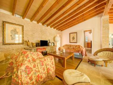 Simple house in super location with private access to the most beautiful beach.