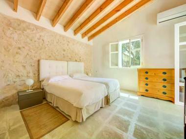 Simple house in super location with private access to the most beautiful beach.