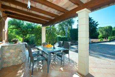 Beautiful Villa Garreta in Rustic Location