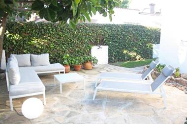 Meritxell seafront villa