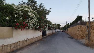 2 bedrooms villa with private pool enclosed garden and wifi at Calpe 2 km away from the beach