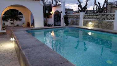 R94 Chalet con piscina privada 20m de la playa Calafell
