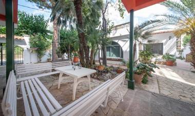 R94 Chalet con piscina privada 20m de la playa Calafell