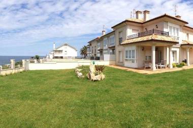 Chalet Pareado con Jardin en 1ª Linea de Mar