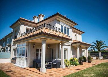 Chalet Pareado con Jardin en 1ª Linea de Mar