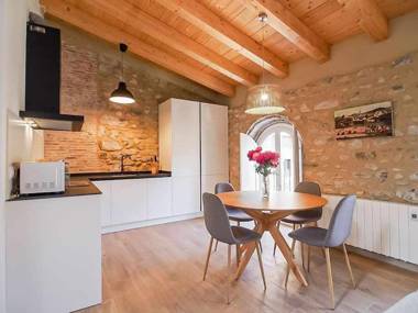 Sleep y Stay Besalu Iglesia Atico with terrace