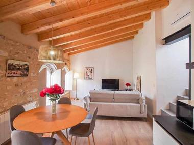 Sleep y Stay Besalu Iglesia Atico with terrace