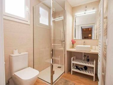 Sleep y Stay Besalu Iglesia Atico with terrace